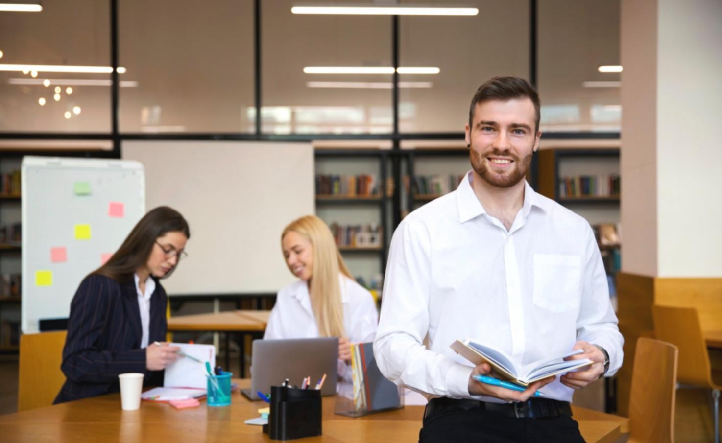 Espace de travail moderne avec équipements financiers et écrans d'analyse